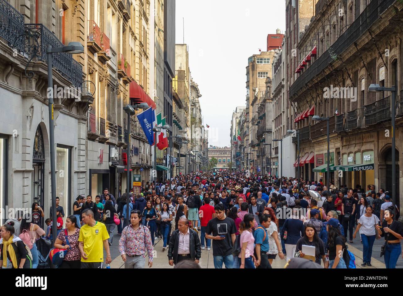 Geschäftige Stadtstraße von Mexiko-Stadt (CDMX), die tagsüber mit Menschen überfüllt ist Stockfoto