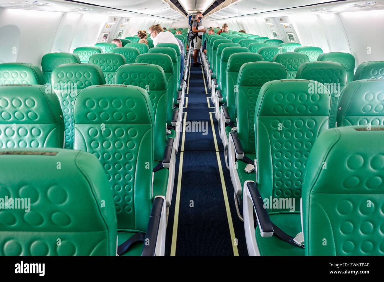 In einer leeren Flugzeugkabine eines Transavia-Flugzeugs mit grünen Sitzen Stockfoto