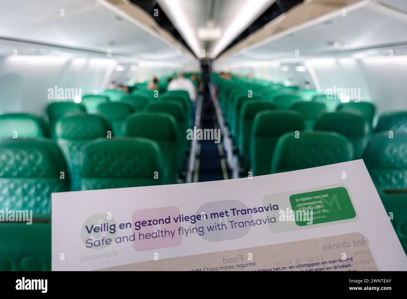 Sicherheitsblatt im Fokus in einer leeren Flugzeugkabine eines Transavia-Flugzeugs mit grünen Sitzen Stockfoto