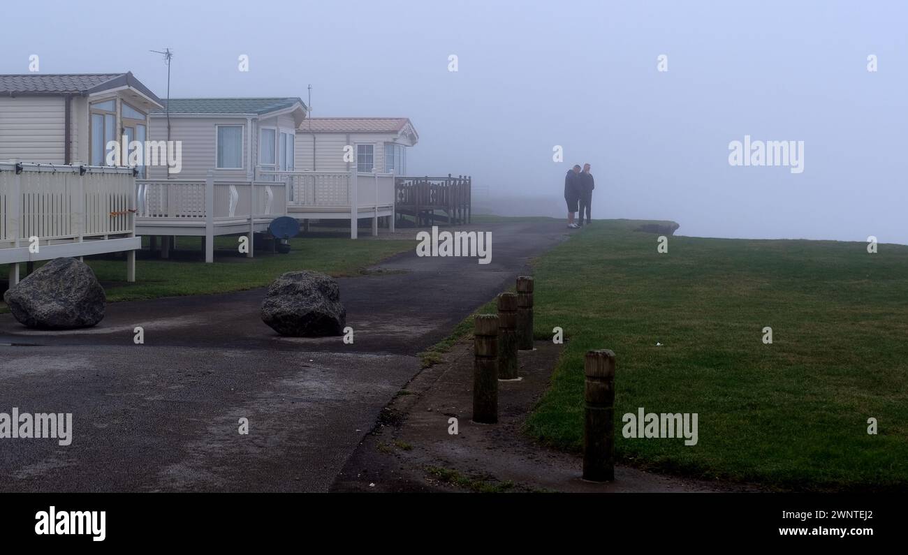 Nebel über stark erodierenden Tonklippen an der Ostküste von Yorkshire, Großbritannien. Stockfoto