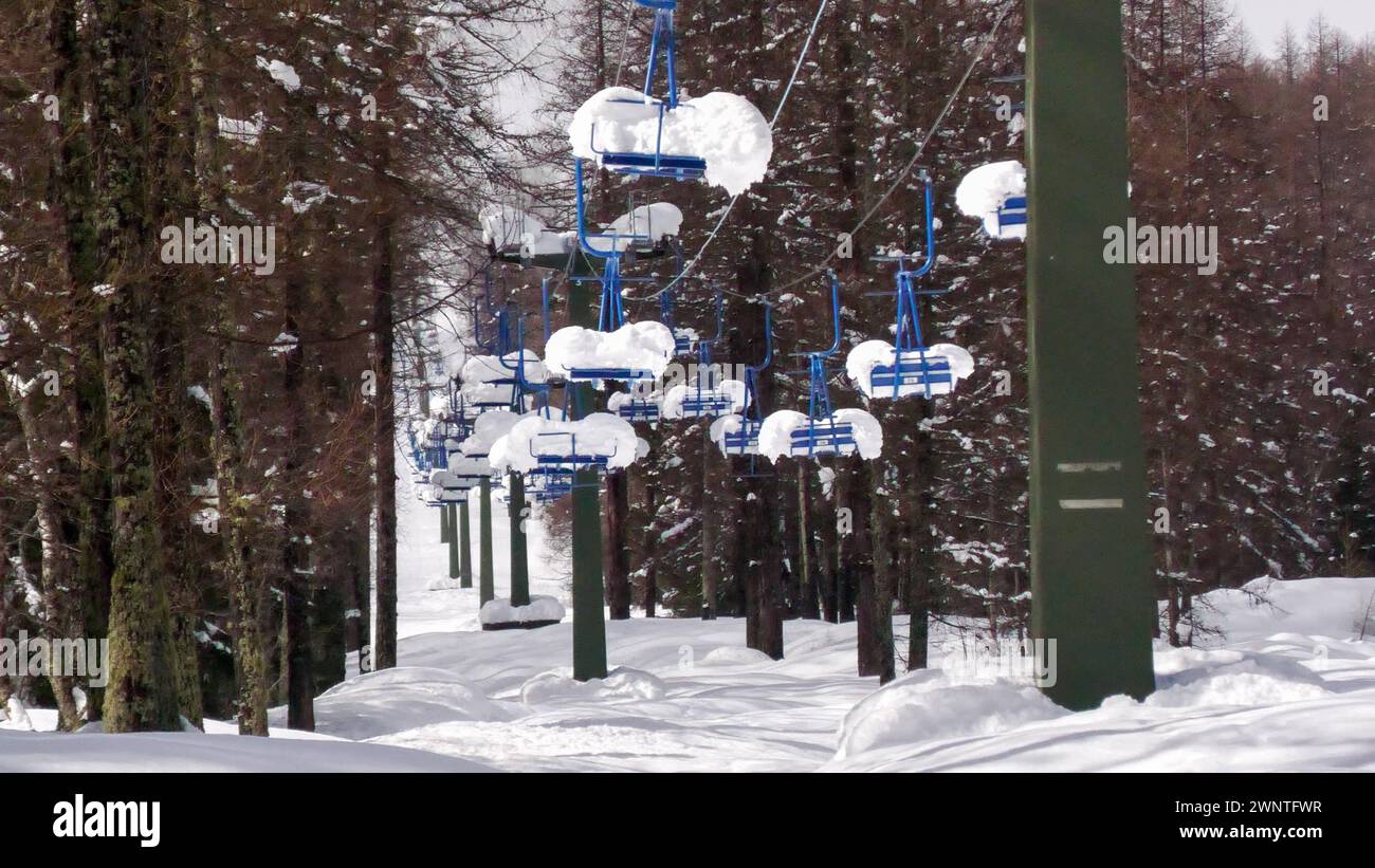 Italien kämpft auch einen Tag nach den intensiven Schneefällen mit den Schneemassen. Der komplette Winterkrieg zu mild und schneearm. Nun kam die Schneemassen zum Ende der Wintersportsaison - nach vielen Frühlingstagen. Betroffen sind vor allem die Hochlagen des Piemont und Aostatal. In Macugnaga Provinz Verbano-Cusio-Ossola hatten die Menschen am Montag alle Hände voll zutun. Wohnwagen müssen von den Schneemassen befreit werden. Fahrzeuge sind meterhoch vom Schnee begraben. Auch die Grundstücke müssen von den Schneemassen befreit werden. Überall laufen die Schneefräsen. Skilifte stehen still Stockfoto