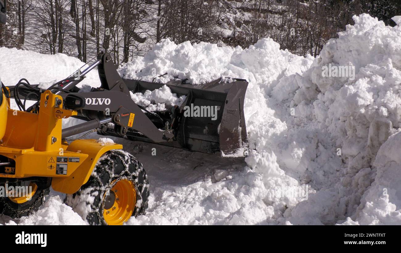 Italien kämpft auch einen Tag nach den intensiven Schneefällen mit den Schneemassen. Der komplette Winterkrieg zu mild und schneearm. Nun kam die Schneemassen zum Ende der Wintersportsaison - nach vielen Frühlingstagen. Betroffen sind vor allem die Hochlagen des Piemont und Aostatal. In Macugnaga Provinz Verbano-Cusio-Ossola hatten die Menschen am Montag alle Hände voll zutun. Wohnwagen müssen von den Schneemassen befreit werden. Fahrzeuge sind meterhoch vom Schnee begraben. Auch die Grundstücke müssen von den Schneemassen befreit werden. Überall laufen die Schneefräsen. Skilifte stehen still Stockfoto