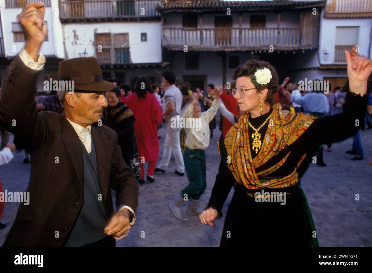 Traditioneller spanischer Tanz. Paartanz beim Peropalo Festival, das über drei Tage stattfindet und am Faschingsdienstag endet. Lokale Leute, die an traditionellen Tänzen teilnehmen. Villanueva de La Vera, Cáceres, Extremadura, Spanien 1980er Februar 1985 Europa HOMER SYKES Stockfoto