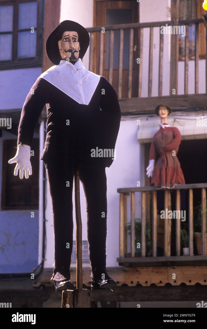 Villanueva De La Vera, Cáceres, Extremadura, Spanien Februar 1985. Das Peropalo-Festival findet an drei Tagen statt und endet am Faschingsdienstag. Das Strohabbild von Peropalo. HOMER SYKES Stockfoto