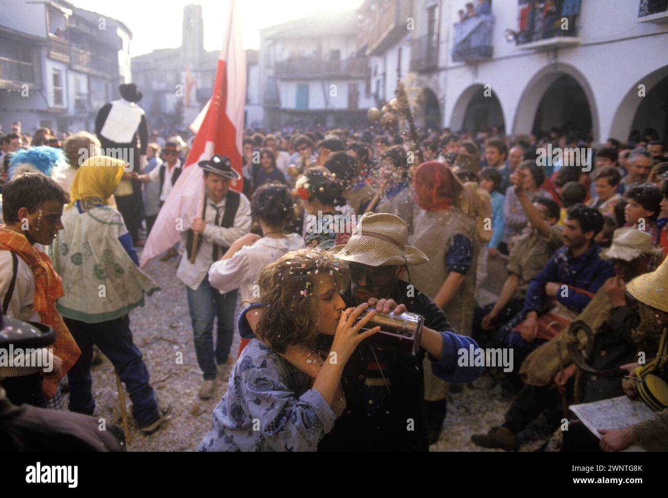 Das Bildnis Pero Palo wird durch das Bergdorf Villanueva de La Vera getragen. Das Peropalo-Festival findet an drei Tagen statt und endet am Faschingsdienstag. Villanueva de La Vera, Cáceres, Extremadura, Spanien 1980er Februar 1985 Europa Junge Frau bei einem Drink in Festivalstimmung. HOMER SYKES Stockfoto