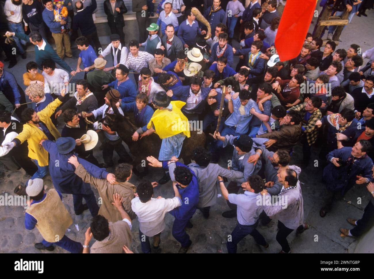 PEROPALO Festival Esel wird durch Straßen geritten. Villanueva de La Vera Provinz Cáceres, Extremadura Spanien 1980er Jahre Faschingsdienstag 1985. HOMER SYKES Stockfoto