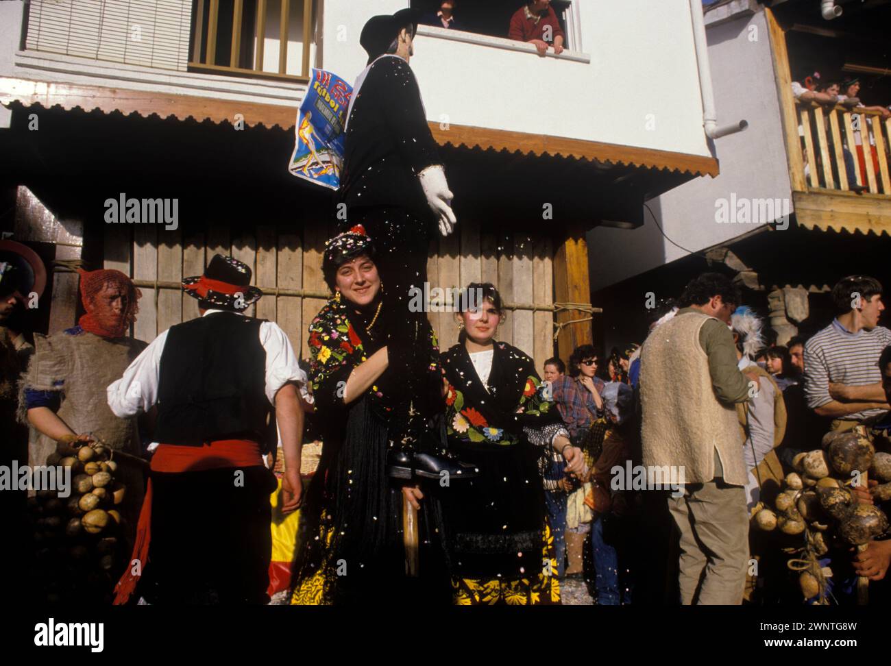 Das Bildnis Pero Palo wird durch das Bergdorf Villanueva de La Vera getragen. Das Peropalo-Festival findet an drei Tagen statt und endet am Faschingsdienstag. Villanueva de La Vera, Cáceres, Extremadura, Spanien 1980er Februar 1985 Europa HOMER SYKES Stockfoto