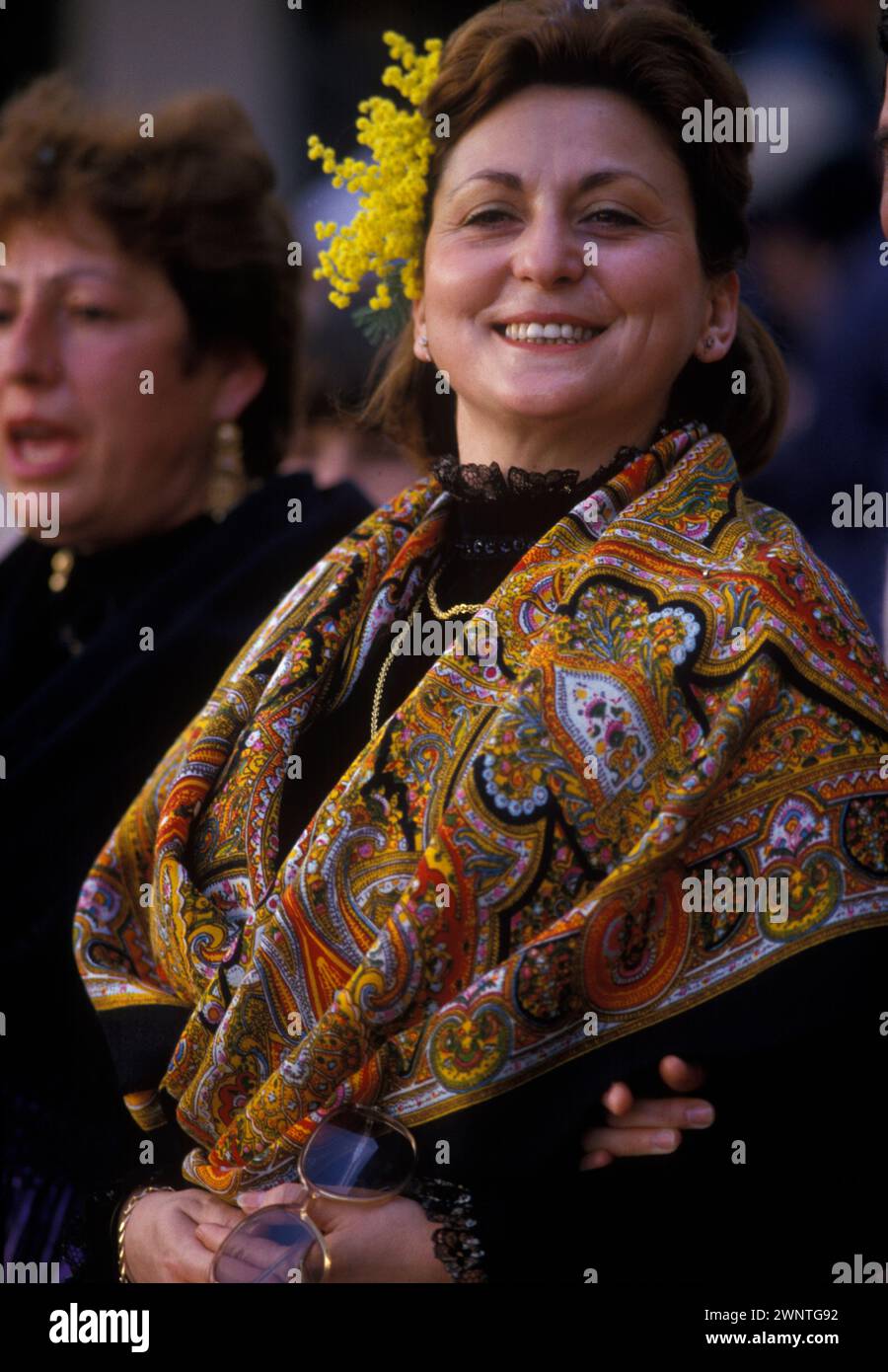 Spanierin in Nationalkostümen beim jährlichen Folklore-Festival von Peropalo Pero Palo. Regionales Festival im Bergdorf Villanueva de La Vera. Das Peropalo-Festival findet an drei Tagen statt und endet am Faschingsdienstag. Villanueva de La Vera, Cáceres, Extremadura, Spanien 1980er Februar 1985 Europa HOMER SYKES Stockfoto