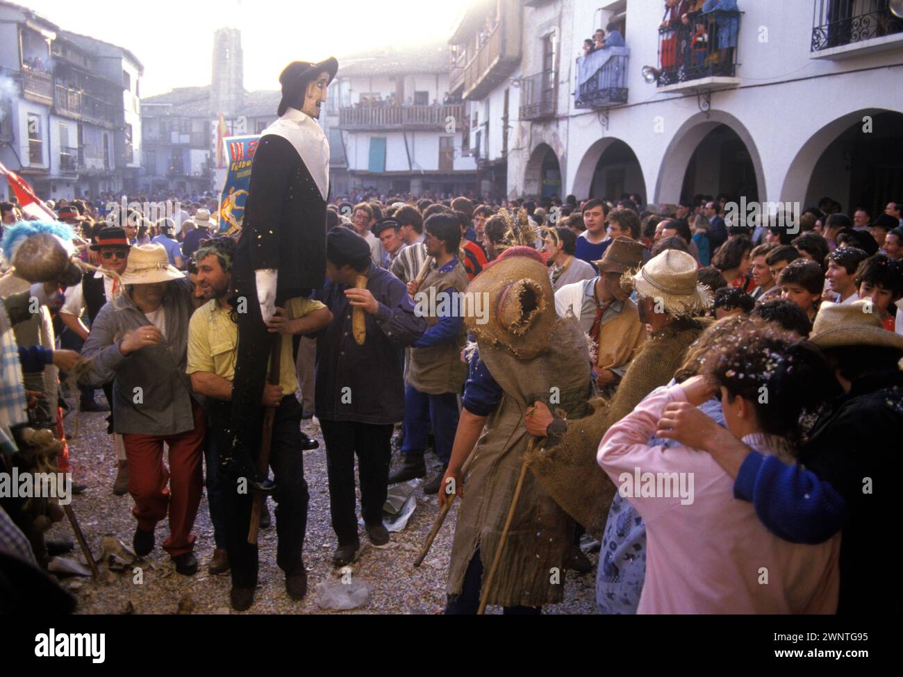 Das Bildnis Pero Palo wird durch das Bergdorf Villanueva de La Vera getragen. Das Peropalo-Festival findet an drei Tagen statt und endet am Faschingsdienstag. Villanueva de La Vera, Cáceres, Extremadura, Spanien 1980er Februar 1985 Europa HOMER SYKES Stockfoto