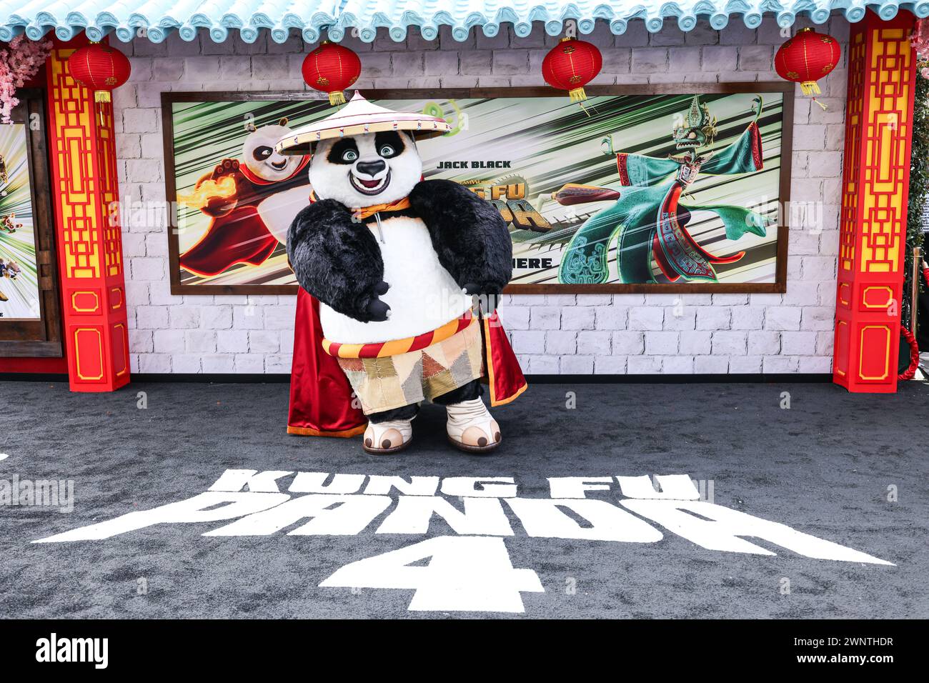 Los Angeles, Usa. März 2024. LOS ANGELES, KALIFORNIEN, USA - 03. MÄRZ: Ein Darsteller in einem „Po“-Kostüm kommt am 3. März 2024 bei der Weltpremiere von DreamWorks Animation and Universal Pictures „Kung Fu Panda 4“ im AMC The Grove 14 in Los Angeles, Kalifornien, USA. (Foto: Xavier Collin/Image Press Agency) Credit: Image Press Agency/Alamy Live News Stockfoto