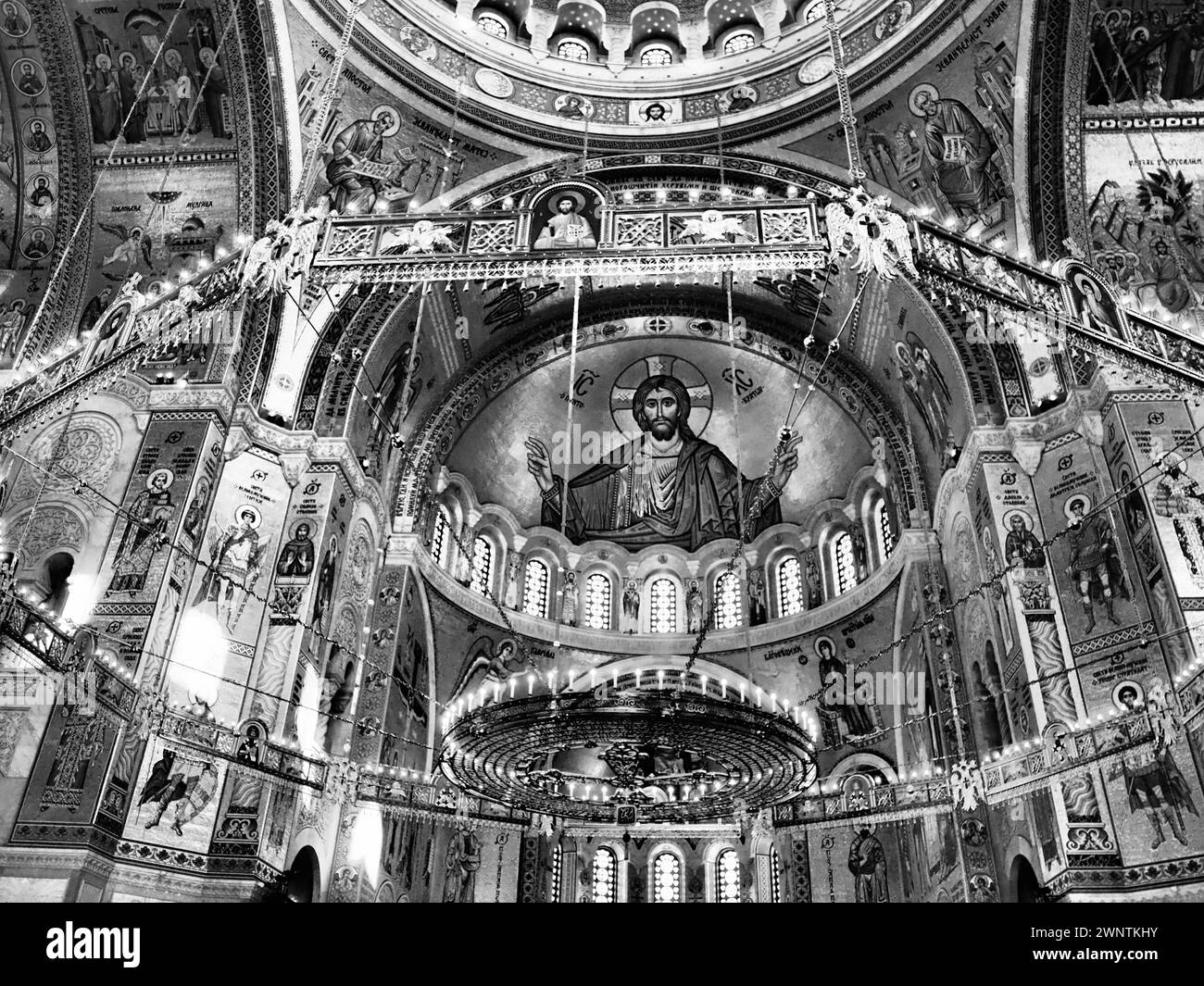 Belgrad, Serbien, 9.9.23 Inneneinrichtung und religiöse Dekoration der Kirche St. Sava. Gemalte Designs, Ikonen, goldene Details, Säulen und Kuppeln. Rad Stockfoto