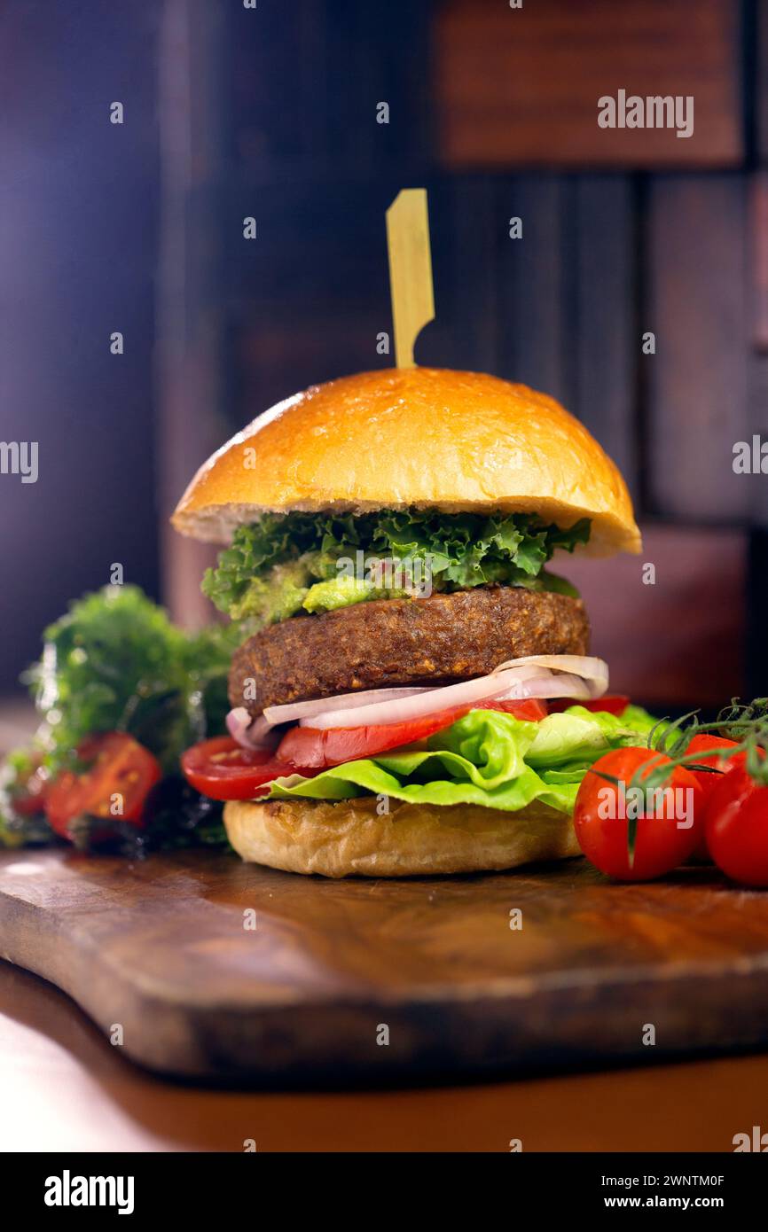Veganer Burger ein köstlicher, pflanzlicher Burger ohne Fleisch mit veganen Brötchen. Stockfoto