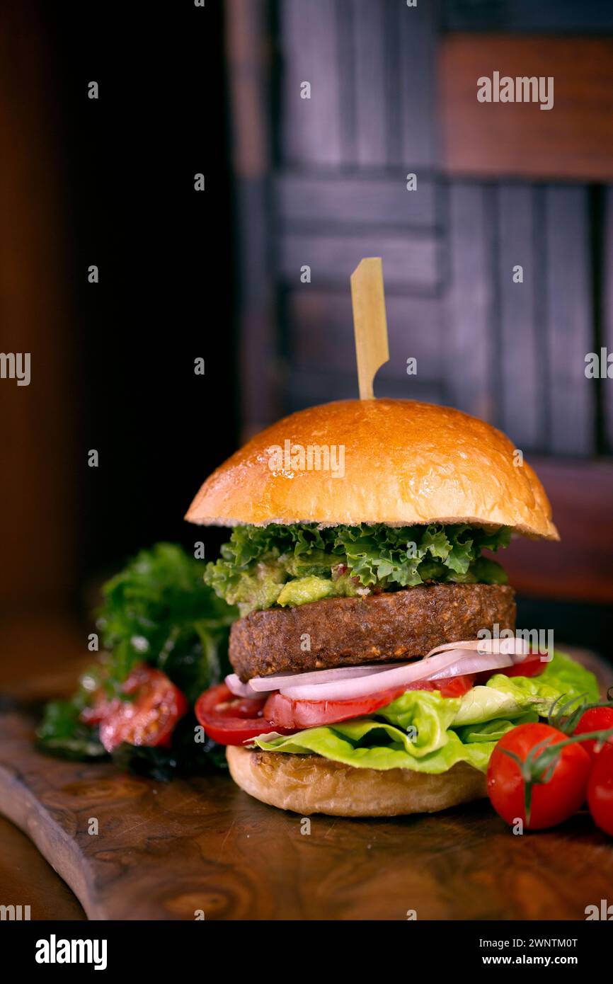 Veganer Burger ein köstlicher, pflanzlicher Burger ohne Fleisch mit veganen Brötchen. Stockfoto