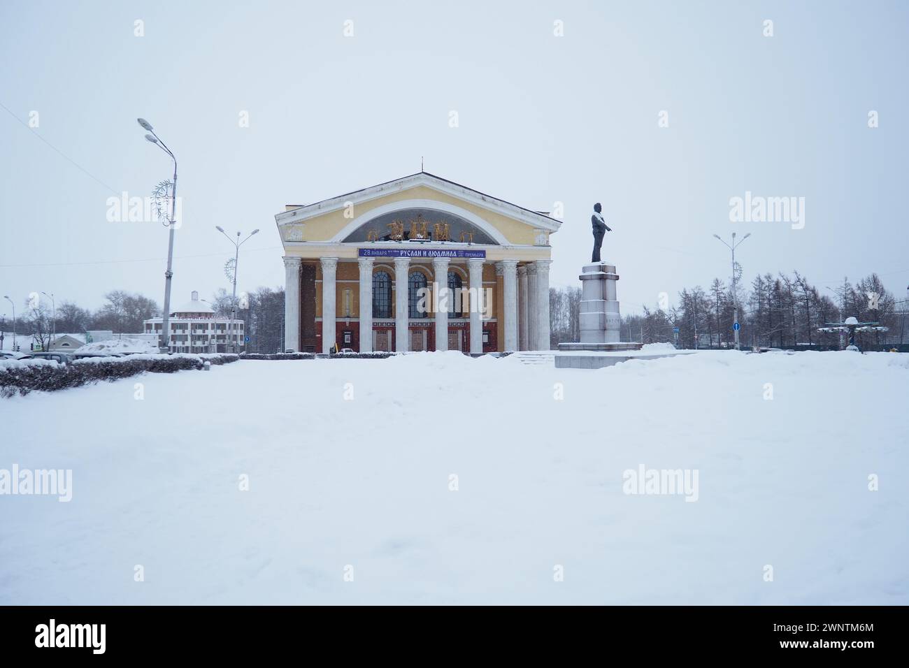 Petrosawodsk, Karelien, Russland, 10. Januar 2024: Historisches Stadtzentrum, Kirow-Platz, Denkmal für Kirow, Musiktheater und Russisches Theater Stockfoto