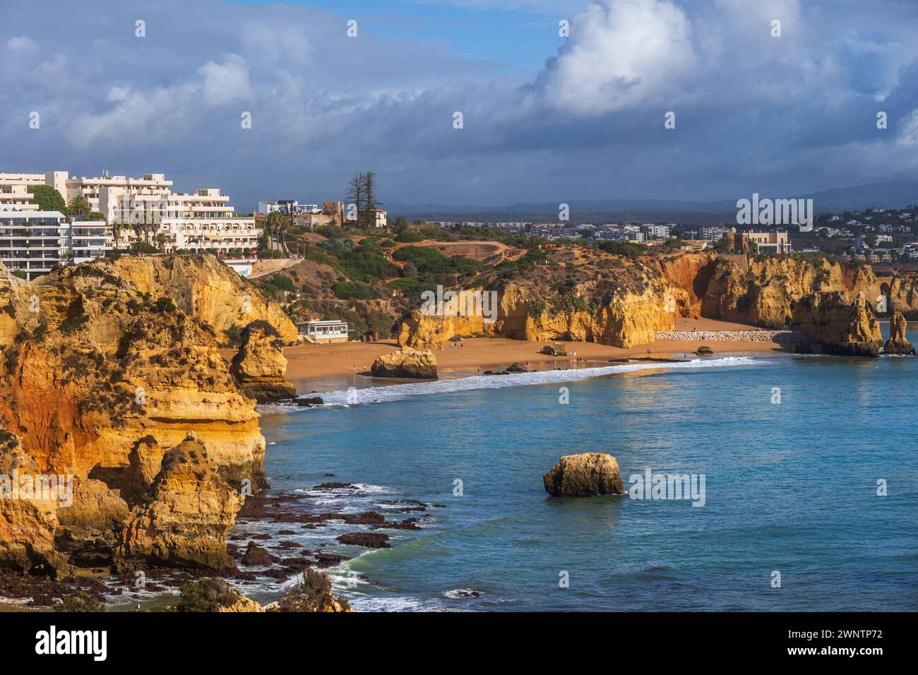 Algarve-Küste in Lagos, Südportugal. Küste mit Sandstränden und malerischen Klippen am Atlantischen Ozean. Stockfoto