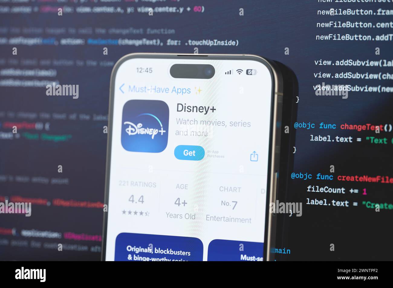 New York, USA - 23. Februar 2024: Disney auf dem iphone-Bildschirm mit unscharfem Code-Programmierhintergrund Stockfoto