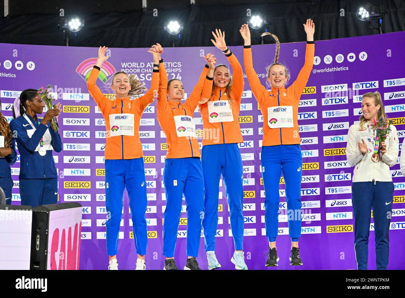 Glasgow, Schottland, Großbritannien. März 2024. Medaillenzeremonie im 4x400 m für Damen. (PIC GBR L-R, Femke BOL, Lisanne DE WITTE, Lieke KLAVER, Cathelijn PEETERS) 1. Niederlande, 2. USA, 3. Großbritannien und Nordirland (GBR). Während der Hallenathletik-Weltmeisterschaften in der Emirates Arena, Glasgow, Schottland, Großbritannien. Quelle: LFP/Alamy Live News Stockfoto