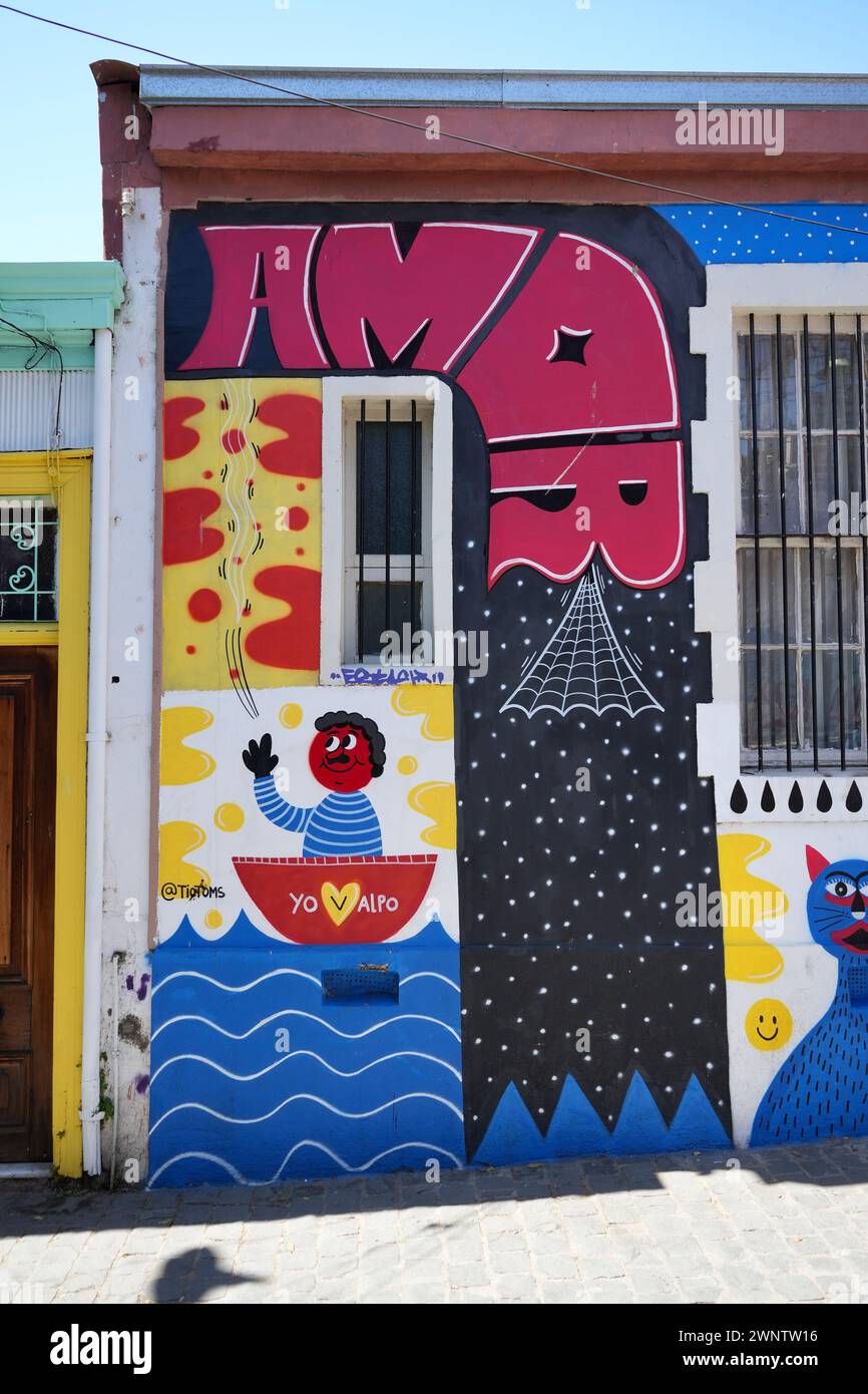 Straßenkunst an den Wänden in der Gegend von Paseo Jugoslavo in Valparaíso, Chile. Stockfoto