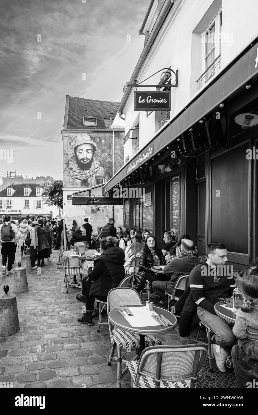 Paris, Frankreich - 17. Februar 2024 : Blick auf die Menschen, die draußen sitzen und in einem Restaurant-Bistro in Montmartre Paris Frankreich Abendessen und Getränke genießen Stockfoto