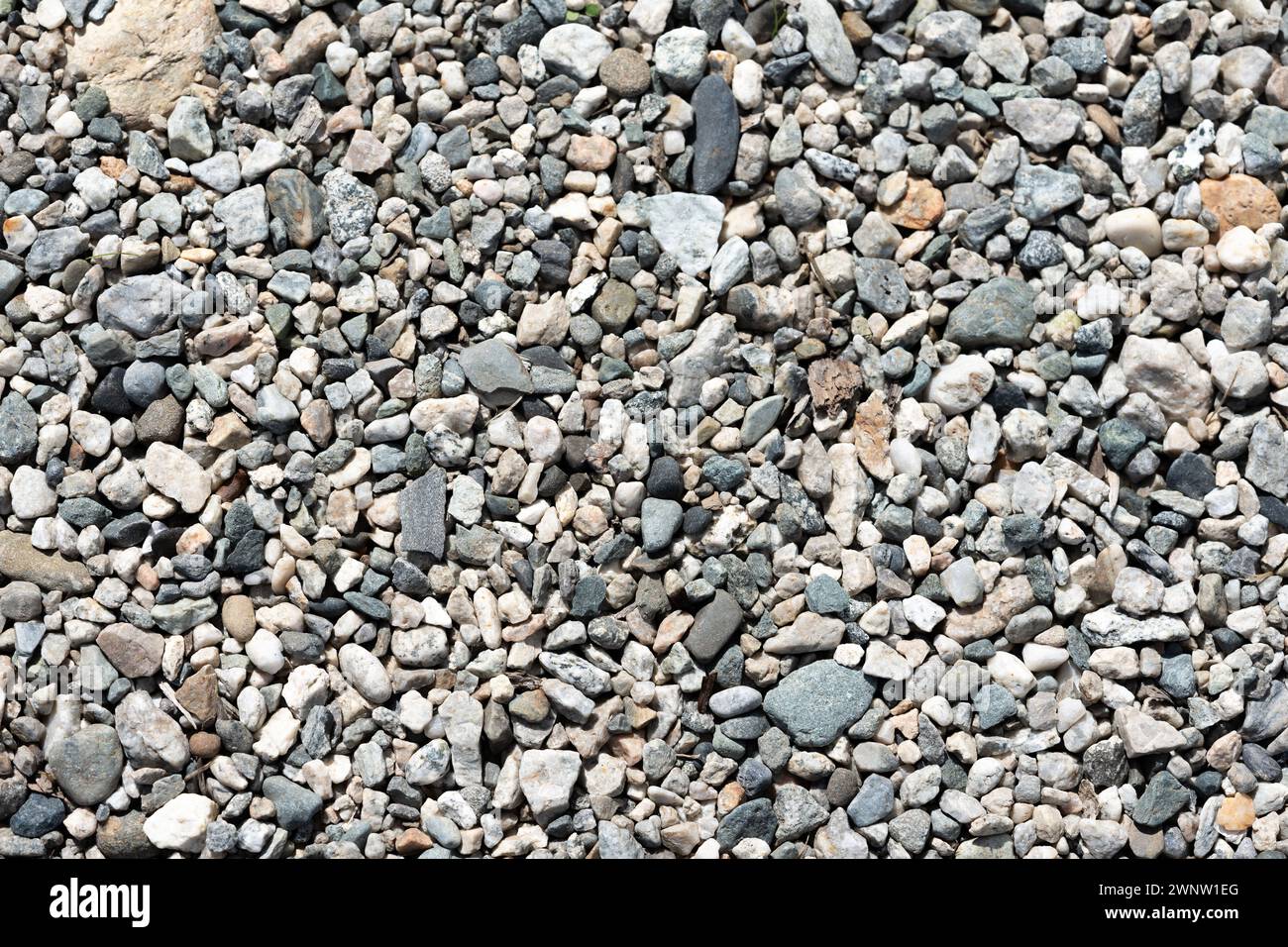 Kieselsteine und Sand in der Nähe des Ozeanhintergrunds Stockfoto