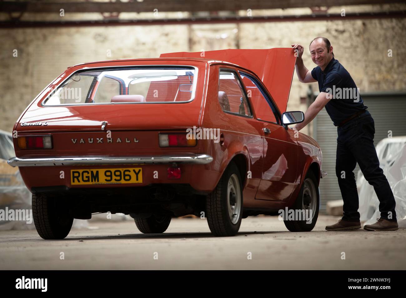 21/04/21 Jason Jones mit dem Vauxhall Chevette L. 1982 wurde Eine Sammlung von 130 britischen Autos in fast ebenso vielen Farbtönen auf der Great br vorgestellt Stockfoto