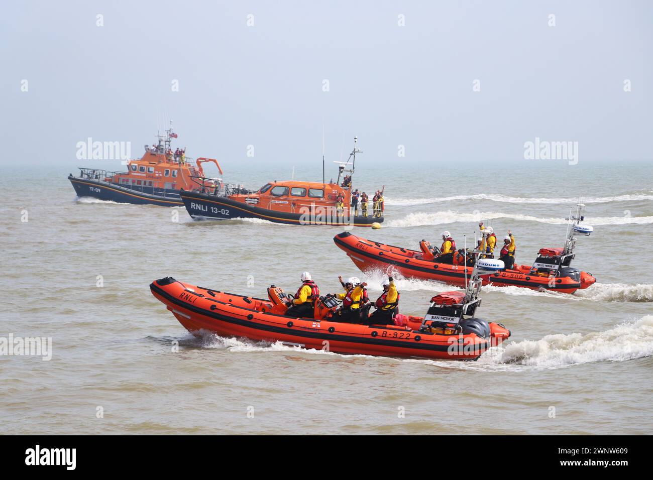 RNLI-RETTUNGSBOOTE WÄHREND EINER DEMONSTRATIONSÜBUNG Stockfoto