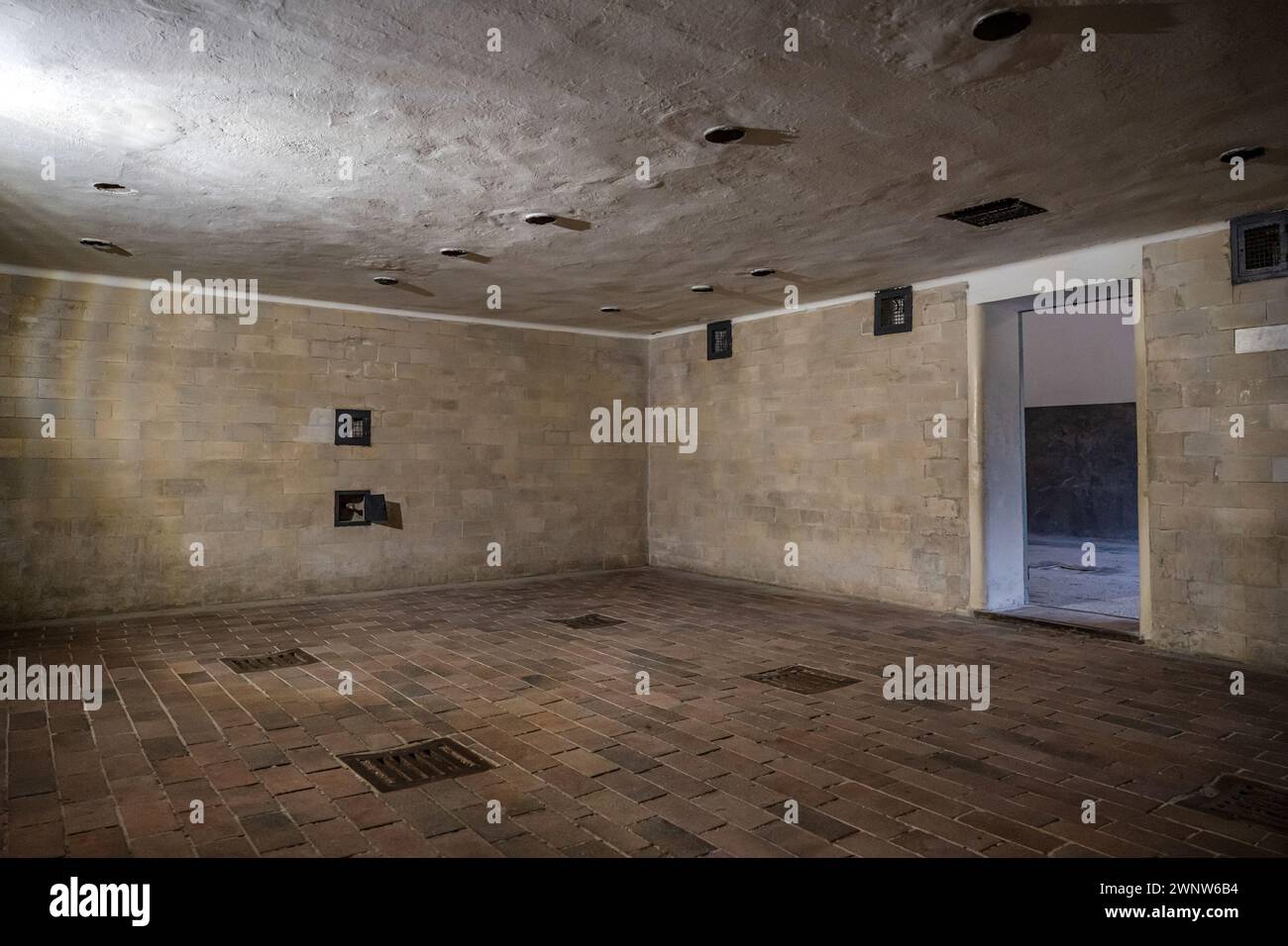 Das Innere einer Gaskammer im Konzentrationslager Dachau in Dachau. Stockfoto