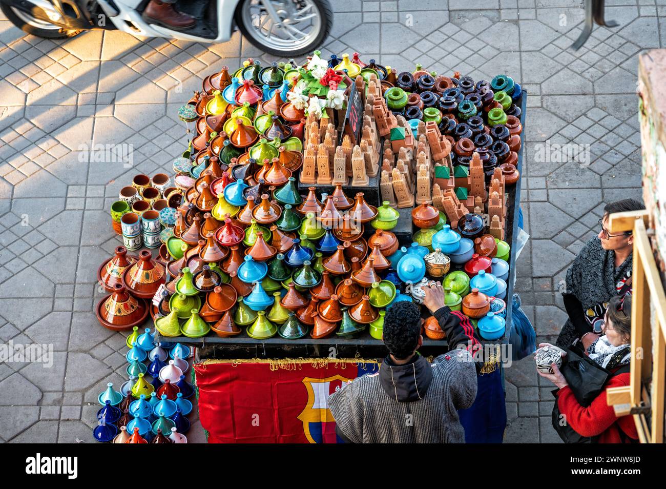 MARRAKESCH, MAROKKO - 7. MÄRZ 2022: Händler verkauft Souvenirs in Marrakesch, Marokko am 7. März 2022 Stockfoto