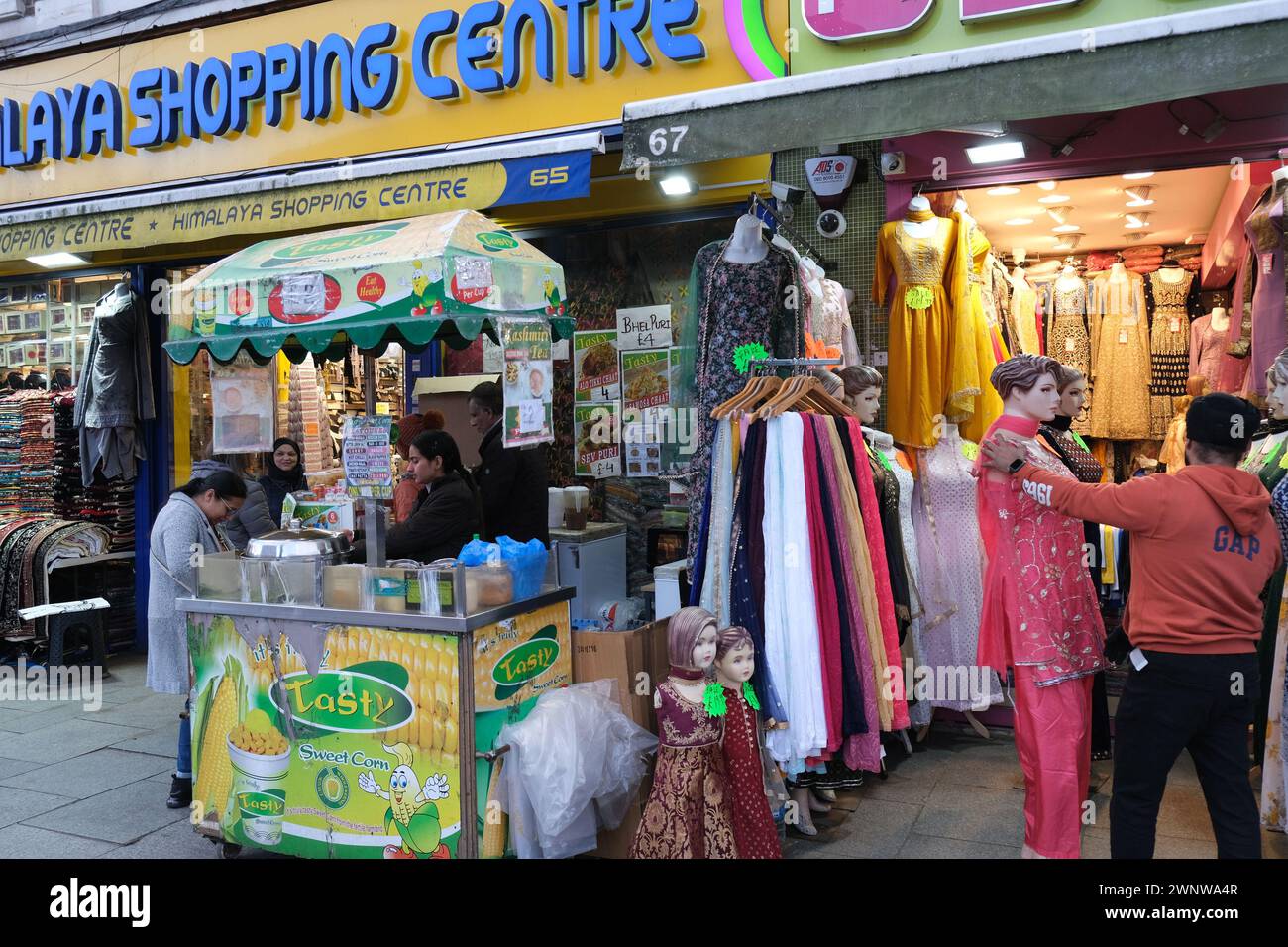 Geschäfte in Southall, einem multikulturellen Viertel im Westen Londons Stockfoto