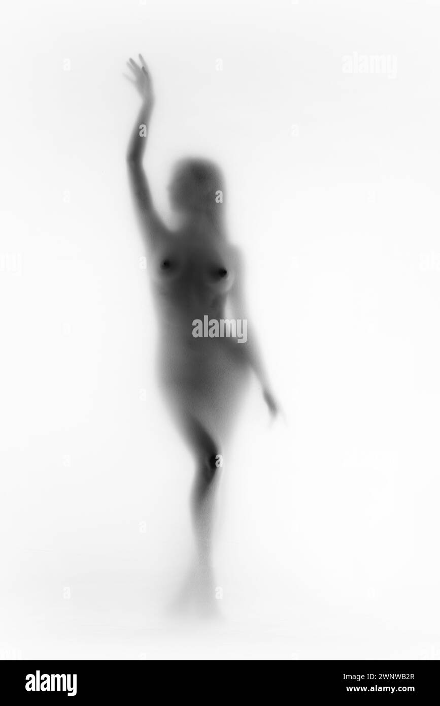 Verschwommene Silhouette des zarten weiblichen Körpers. Werbematerial für die Gesundheit von Frauen mit Schwerpunkt auf Körperpositivität. Schwarzweißbild Stockfoto