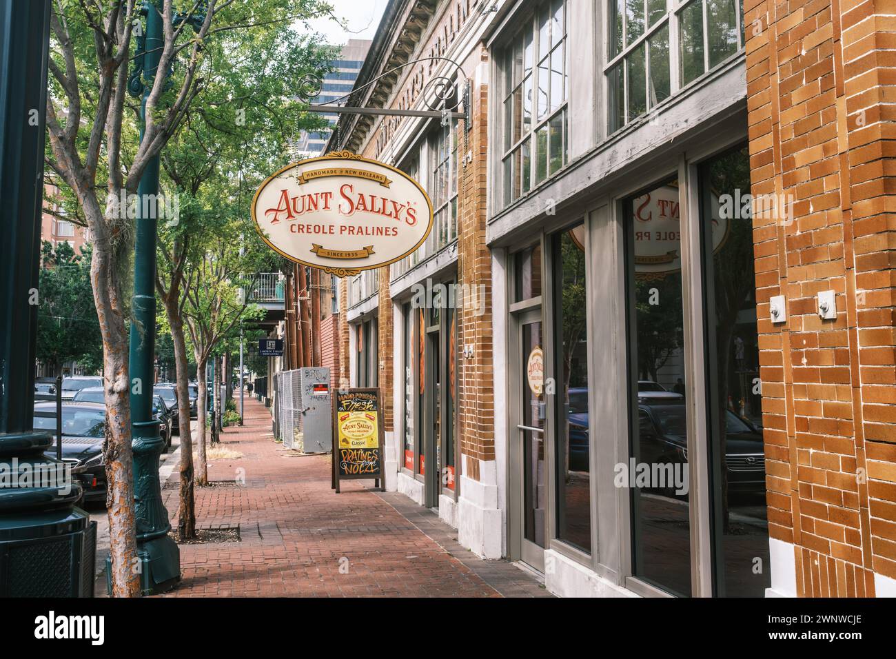 NEW ORLEANS, LA, USA - 21. AUGUST 2023: Tante Sally's Praline Shop in St. Charles Avenue im Warehouse District Stockfoto