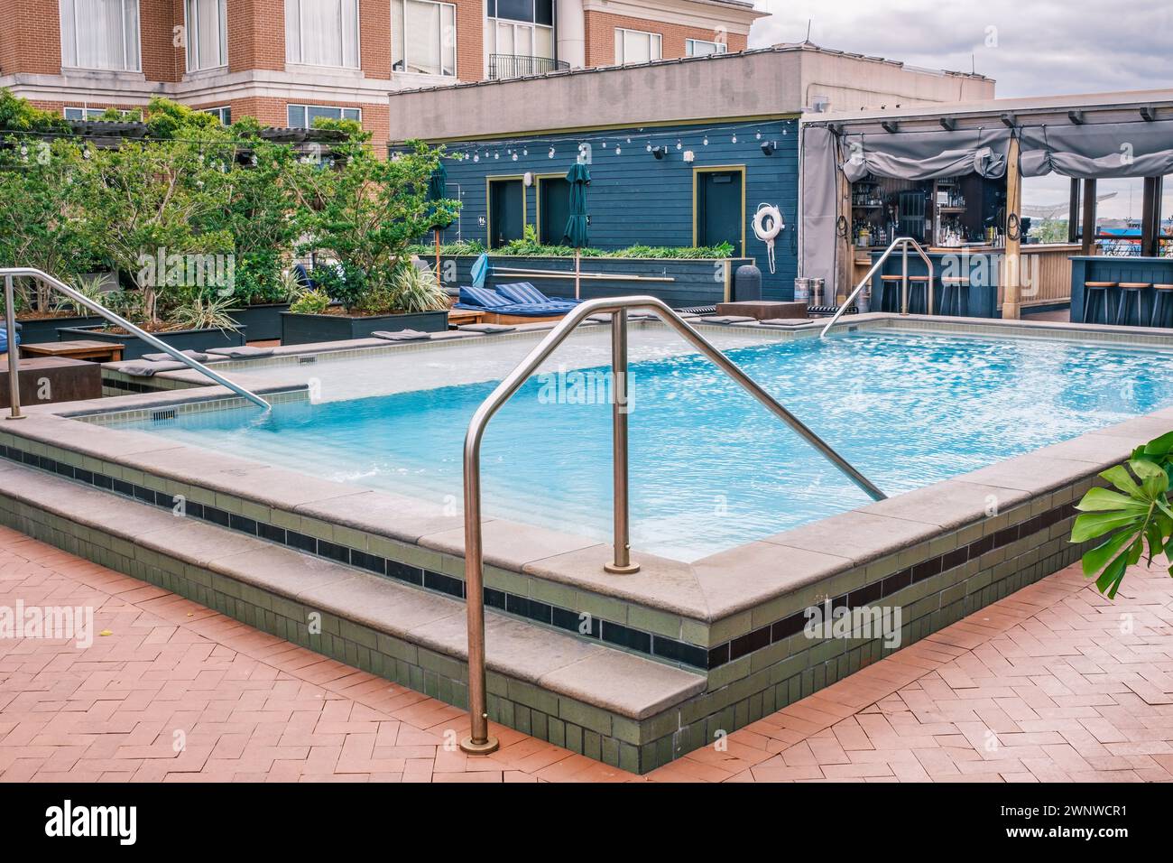 NEW ORLEANS, LA, USA - 15. OKTOBER 2023: Swimmingpool und Bar auf dem Dach im Ace Hotel in der Innenstadt von New Orleans Stockfoto