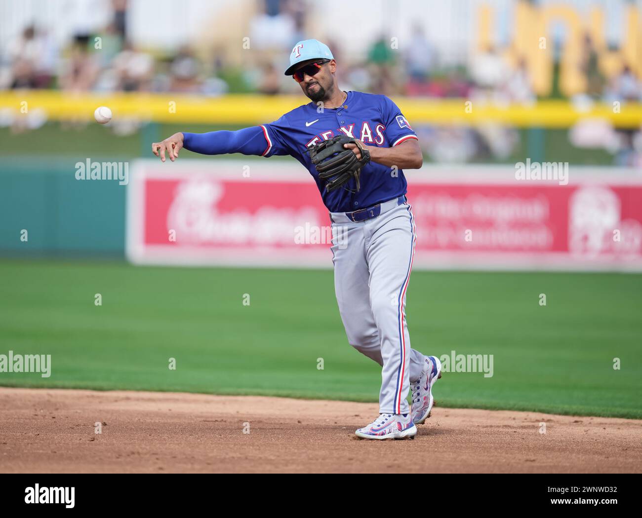 Texas Rangers zweiter Baseman Marcus Semien (2) stürzt während des MLB Spring Training Baseballspiels am Sonntag, 3. März 2024 in Mesa, Ariz Oakland A Beat Texas 5-2 (David Venezia/Image of Sport) Stockfoto