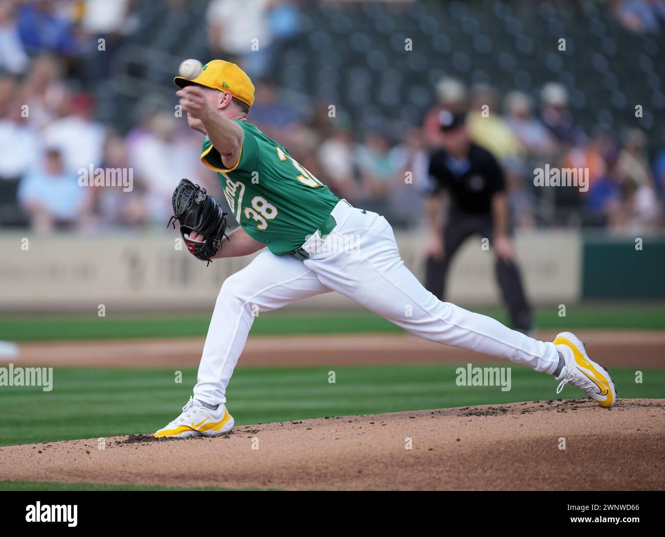 Oakland Athletics Starting Pitcher JP Sears (38) Plätze während des MLB Spring Training Baseballspiels, Sonntag, 3. März 2024, in Mesa, Ariz Oakland A Beat Texas 5-2 (David Venezia/Image of Sport) Stockfoto