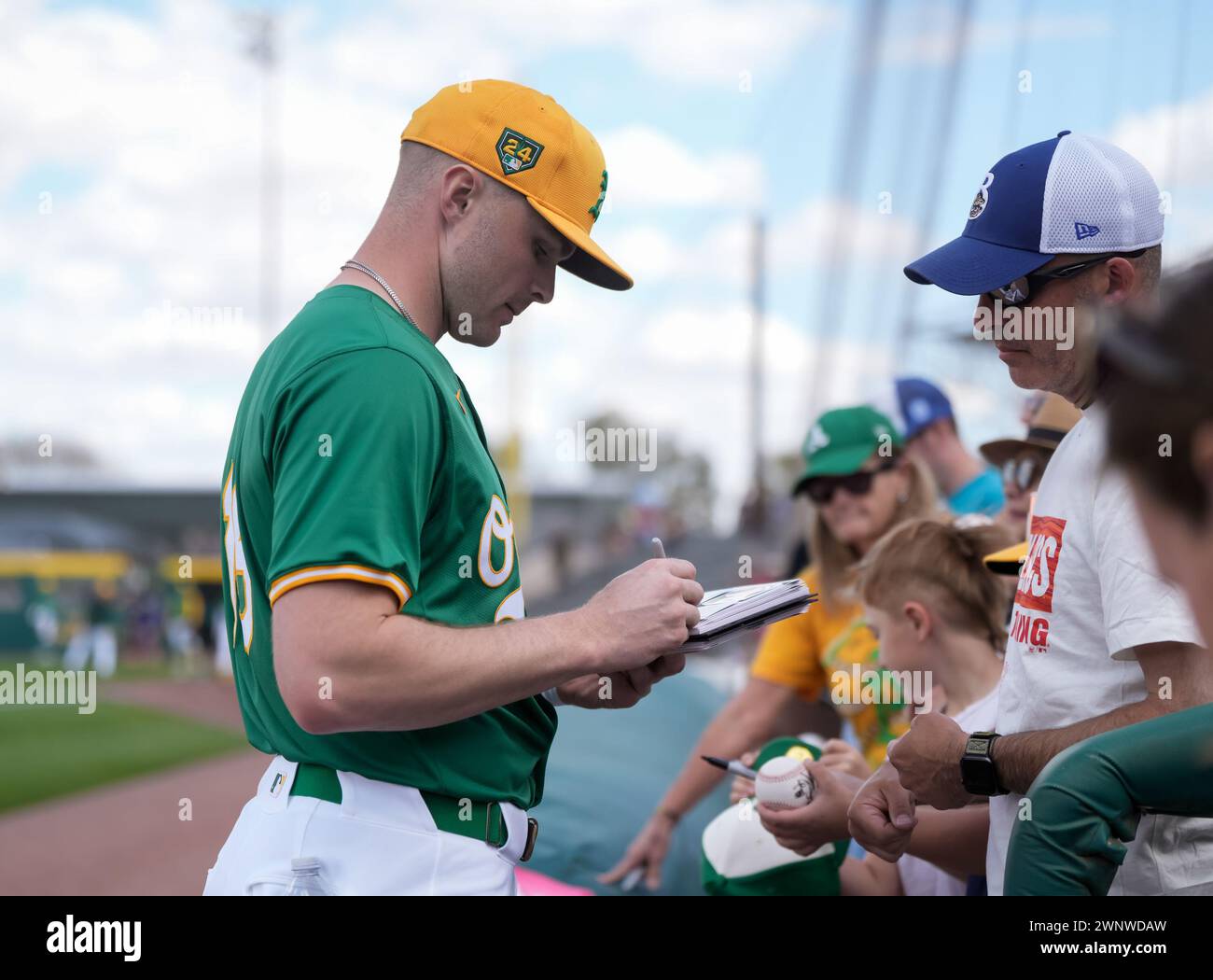 Sean Newcomb (16) von The Oakland Athletics unterzeichnet Autogramme vor dem Spiel MLB Spring Training Baseball Spiel am Sonntag, 3. März 2024, in Mesa, Ariz Oakland A Beat Texas 5-2 (David Venezia/Image of Sport) Stockfoto