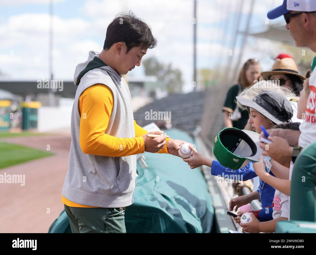 Oakland Athletics Spieler unterzeichnet Autogramme vor dem Spiel während eines MLB Spring Training Baseballspiels am Sonntag, 3. März 2024, in Mesa, Ariz Oakland A Beat Texas 5-2 (David Venezia/Image of Sport) Stockfoto