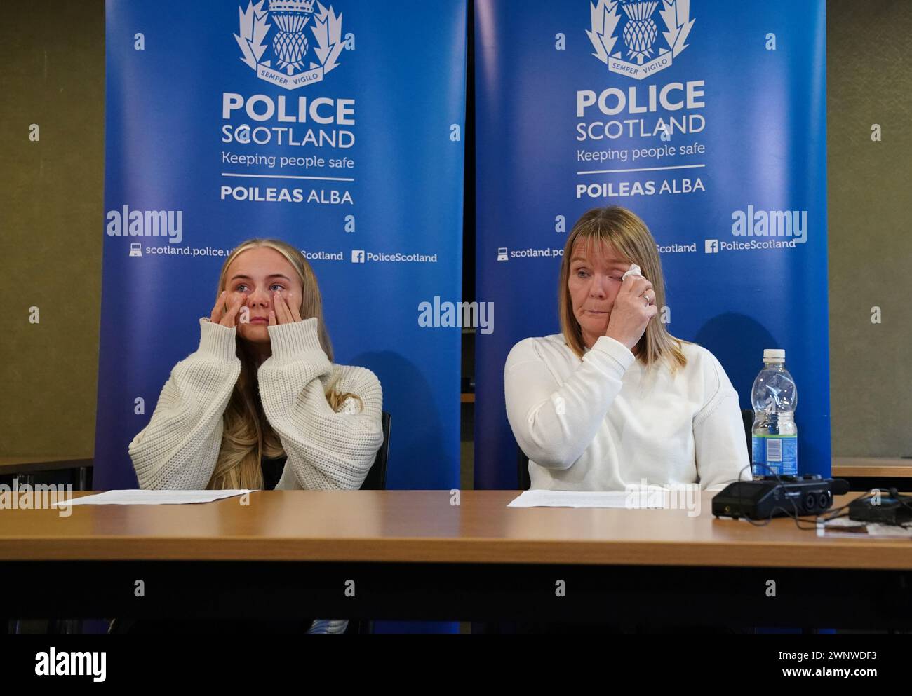 Verwandte von Khasha Smith l-r Calley Smith (18), Tochter von Khasha mit Nicola Neil (55), Mutter von Khasha, die am 5. Januar in der Gegend von Calder in Edinburgh als vermisst gemeldet wurde. Bedenken wurden von Khashas Familie geäußert, die seit dem 4. November nichts von ihr gehört hat. Bilddatum: Montag, 4. März 2024. Stockfoto