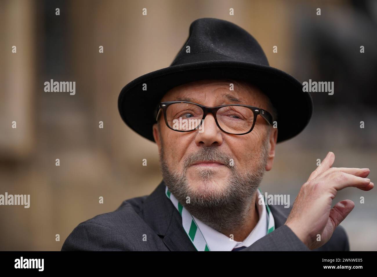 Der neu gewählte Abgeordnete für Rochdale, George Galloway, spricht vor den Houses of Parliament in Westminster, London, vor den Medien, nachdem er nach seinem Sieg bei der Nachwahl in Rochdale letzte Woche vereidigt wurde. Bilddatum: Montag, 4. März 2024. Stockfoto