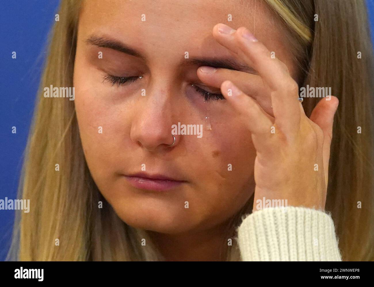 Calley Smith (18) Tochter von Khasha Smith, der am 5. Januar in Edinburgh als vermisst gemeldet wurde und eine Erklärung auf der Fettes Police Station in Edinburgh las. Bedenken wurden von Khashas Familie geäußert, die seit dem 4. November nichts von ihr gehört hat. Bilddatum: Montag, 4. März 2024. Stockfoto