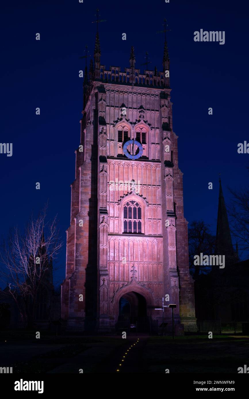 Der Evesham Bell Tower wurde im märz vor Sonnenaufgang beleuchtet. Evesham, Wychavon, Worchestershire, England Stockfoto