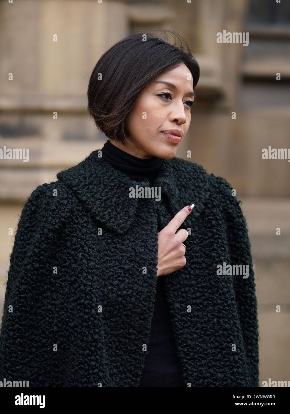 George Galloways Frau Putri Gayatri Pertiwi hört ihm zu, wie er vor den Houses of Parliament in Westminster, London, vor den Medien spricht, nachdem er nach seinem Sieg bei der Nachwahl in Rochdale letzte Woche vereidigt wurde. Bilddatum: Montag, 4. März 2024. Stockfoto