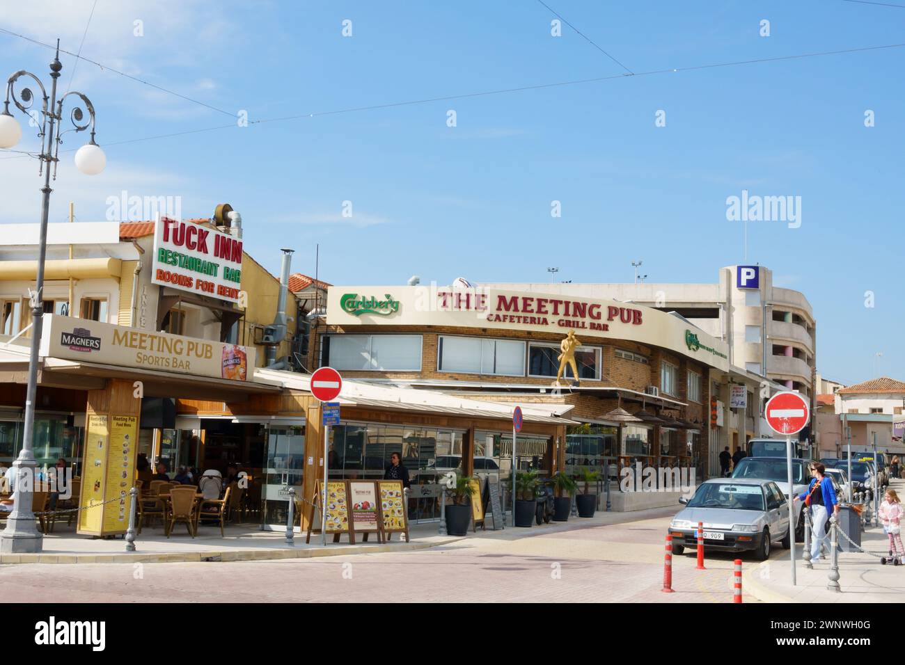 Das Meeting Pub und Tuck Inn Café Grill Bars, Finikoudes, Larnaca, Zypern. Februar 2024 Stockfoto