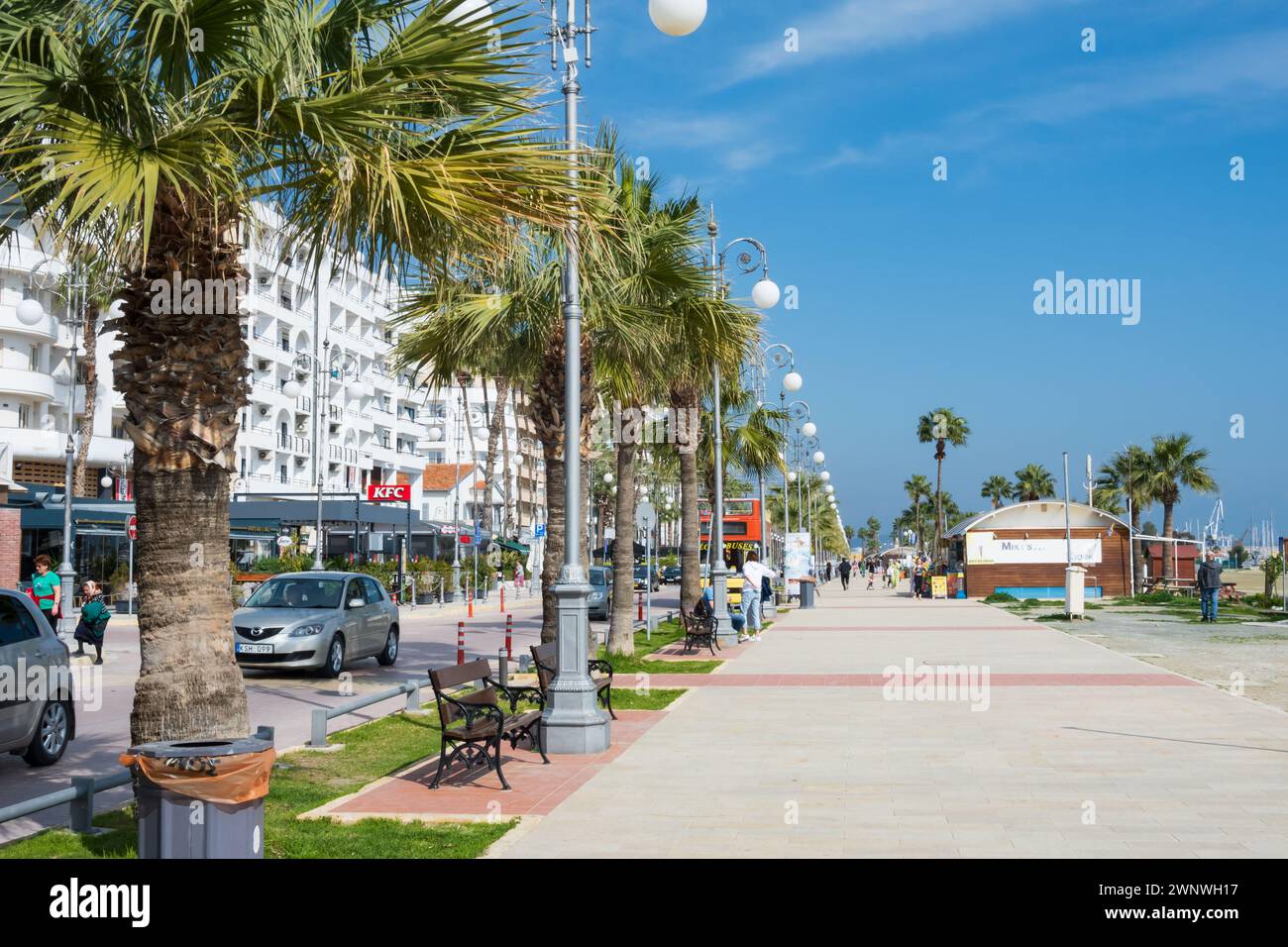 Von Palmen gesäumte Finikoudes Promenade, Larnaka, Zypern. Februar 2024 Stockfoto