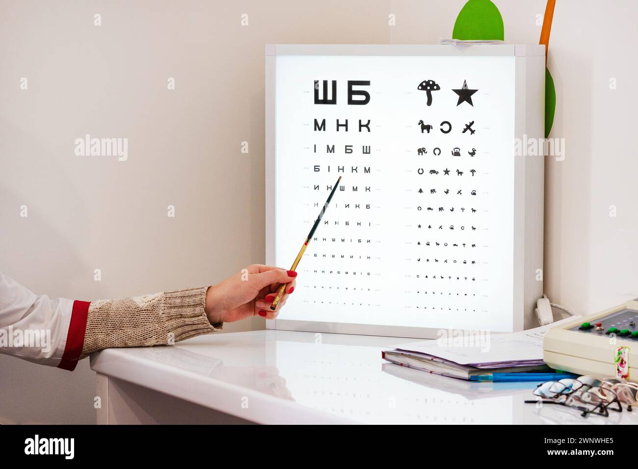 Index-Stick auf der Eye-Chart. Snellen-Diagramm. Augendiagramm, das zur Messung der Sehschärfe verwendet werden kann. Golowin-Sivtsev-Tabelle. Standardisierte Tabelle für Tests V Stockfoto