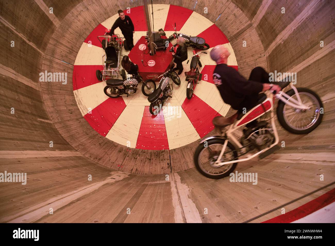 24/04/16 Dare-Devil-Fahrer der Ken Fox Truppe stürmen bei der Carole Nash International um die Mauer des Todes auf ihren Vintage-Motorrädern Stockfoto
