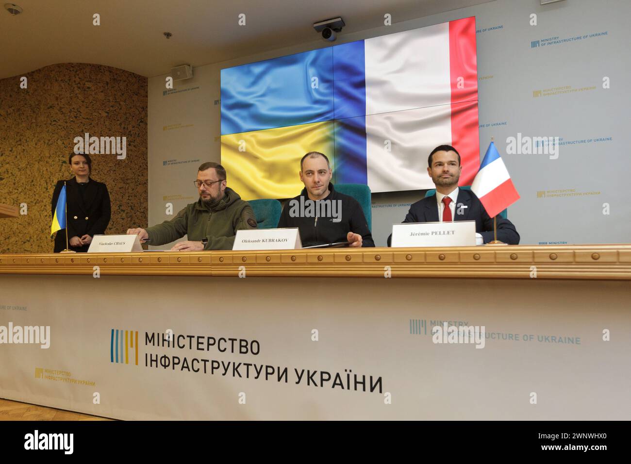 KIEW, UKRAINE - 04. MÄRZ 2024 - Leiter der regionalen Militärverwaltung Tschernihiw, Viacheslav Chaus, Vize-Premierminister für den Wiederaufbau der Ukraine und Minister für Entwicklung der Gemeinschaften, Gebiete und Infrastruktur der Ukraine, Oleksandr Kubrakov und Generaldirektor der französischen Agentur für technische Zusammenarbeit, Expertise France Jeremy Pelle (L bis R) werden während einer Unterzeichnungszeremonie des Memorandums über den Wiederaufbau der Region Tschernihiv in Kiew, Hauptstadt der Ukraine, gesehen. Stockfoto