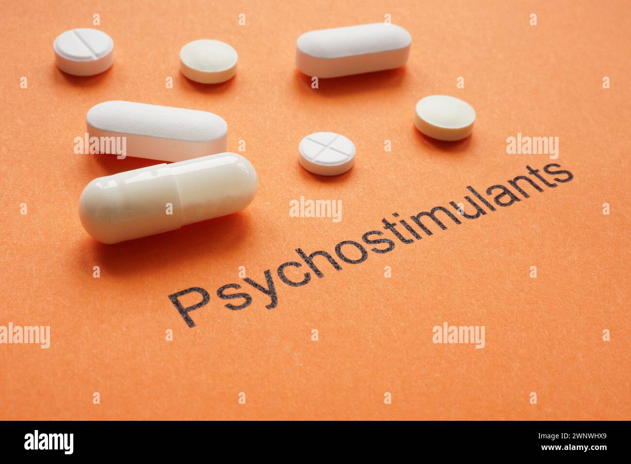 Psychostimulanzien-Konzept. Nahaufnahme von Pillen auf Papier. Stockfoto