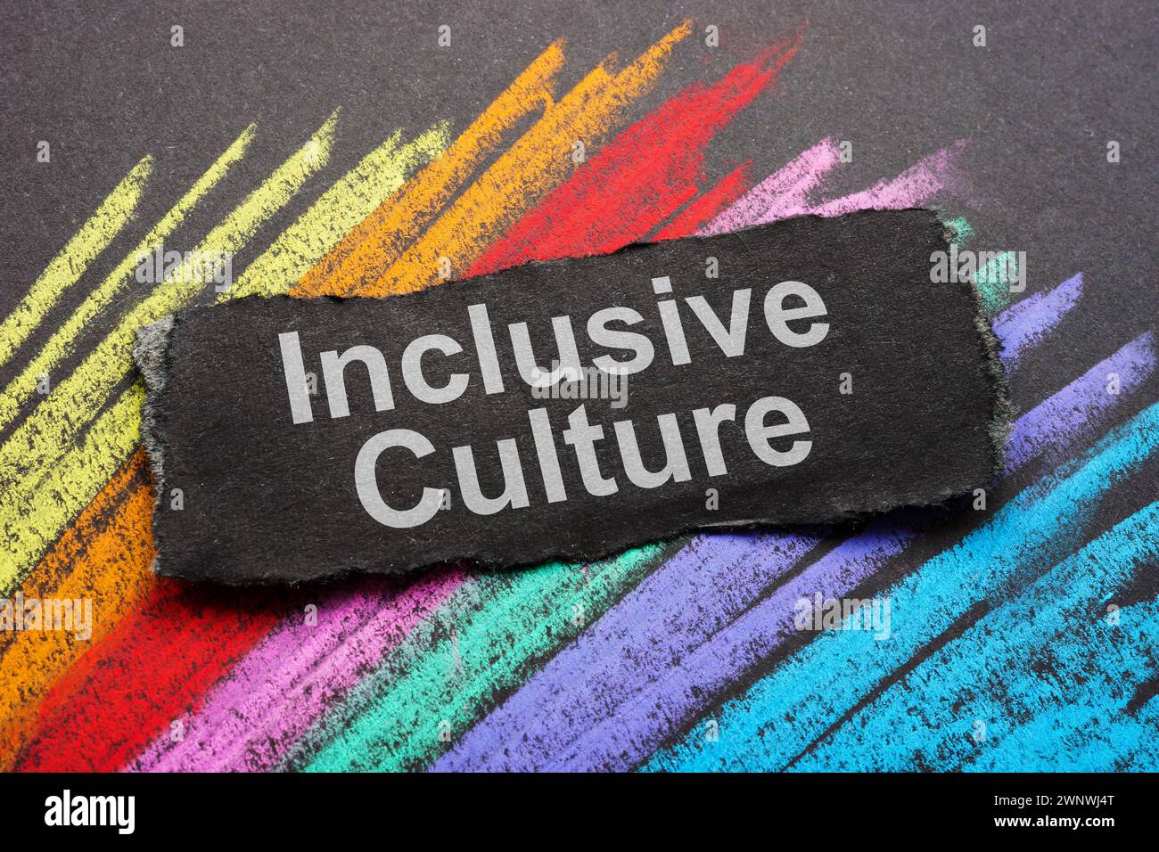 Integratives Kulturkonzept. Farbige Streifen mit Kreide und einem Stück Papier. Stockfoto