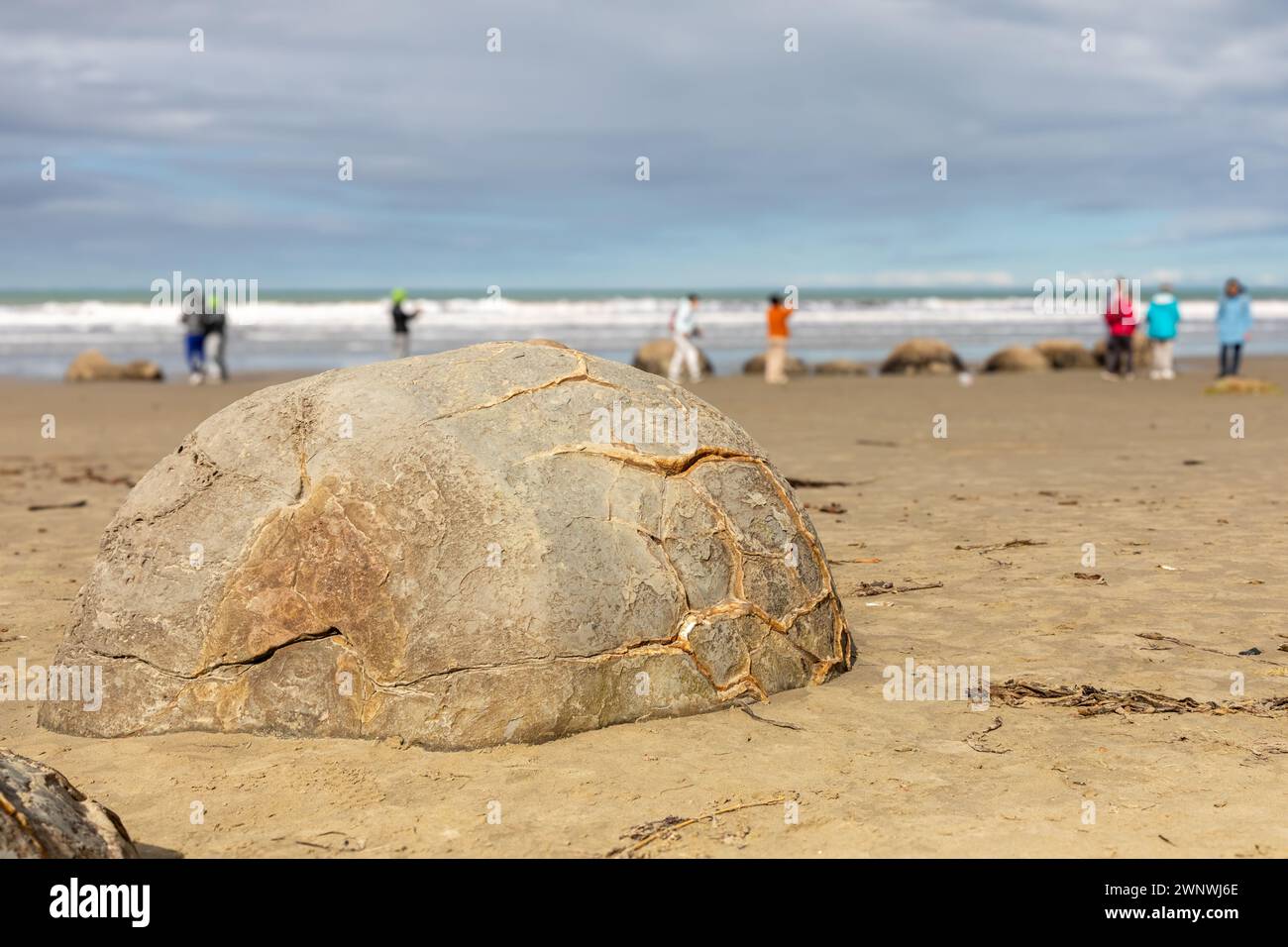 Ein Teil des Koekohe Strandes mit den geheimnisvollen Moeraki Felsbrocken auf der Südinsel Neuseelands. Die großen Felsbrocken sind ungewöhnlich kugelförmig. Stockfoto