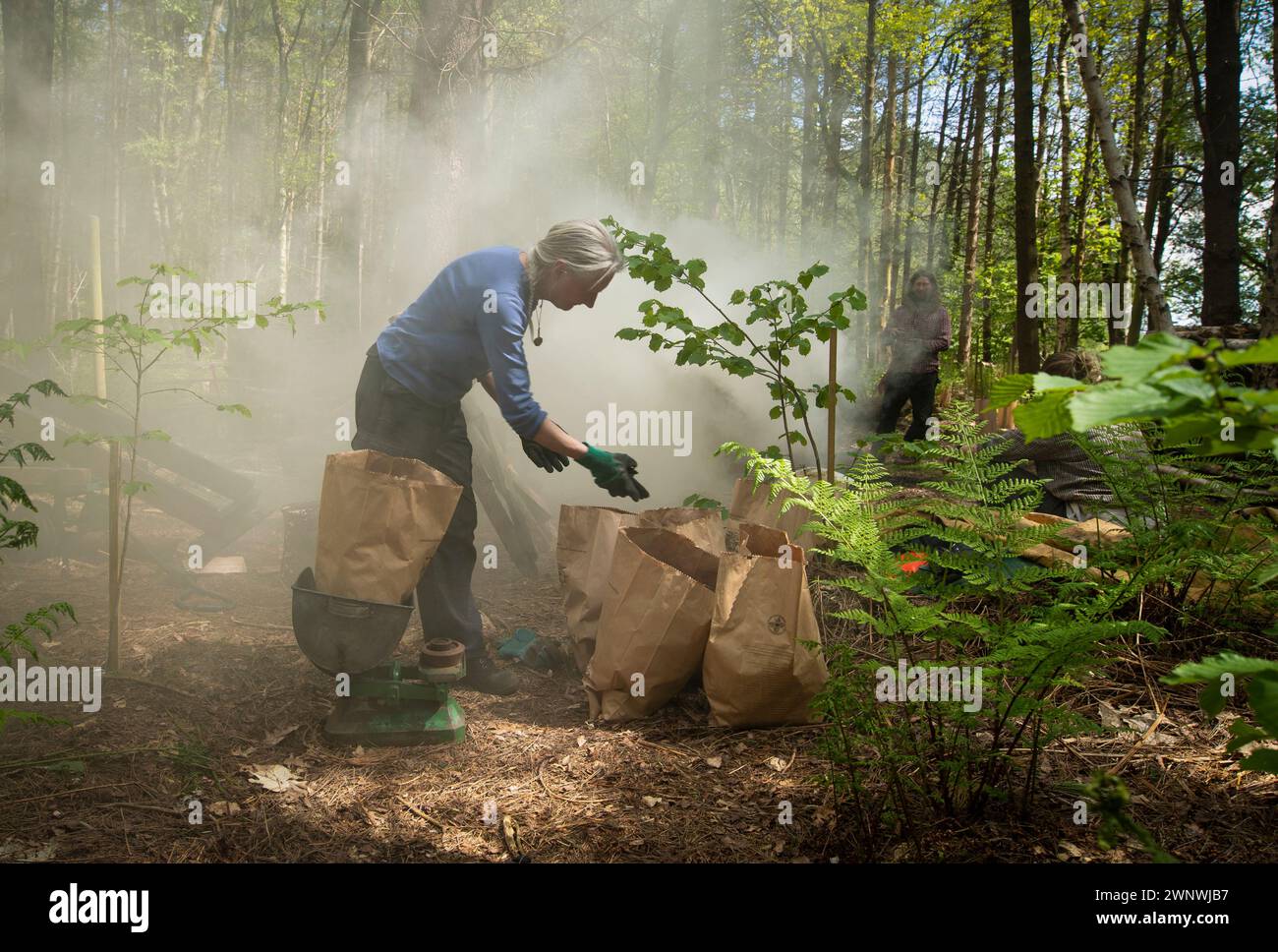 05/20 Matthew Robinson produziert nachhaltige Holzkohle bei Longway Bank Wood. Der nachhaltige BBQ-Brennstoff wird in einem bewirtschafteten Waldgebiet zwischen Crich und W hergestellt Stockfoto